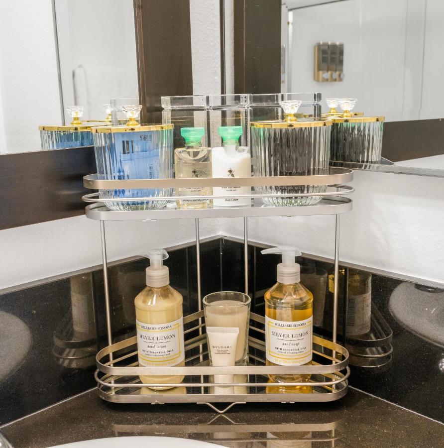 Luxury Pool View Spa Suite-Massage Chair-Steam Sauna-Welcome Champagne ! - 3