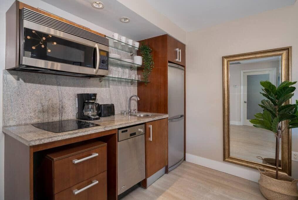 Ocean Dr 1BR Apt with Rooftop Pool 93 Walk Score - 5