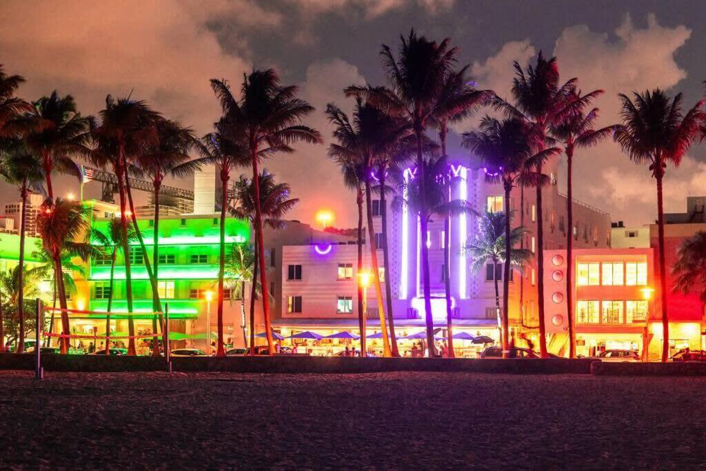 Ocean Dr 1BR Apt with Rooftop Pool 93 Walk Score - 4