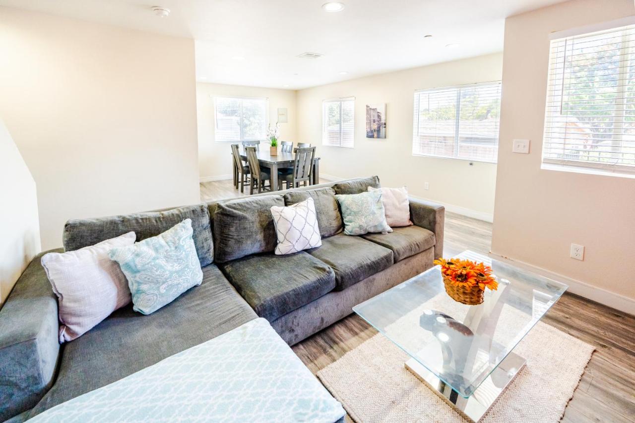 Spacious 5BR 3BA Home with Free Parking and WiFi 10 Minutes to Downtown LA Perfect for Large Groups - 4