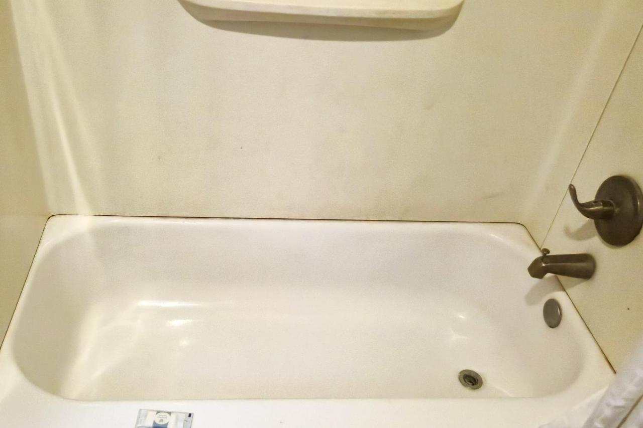 Deluxe Inn — photo 12