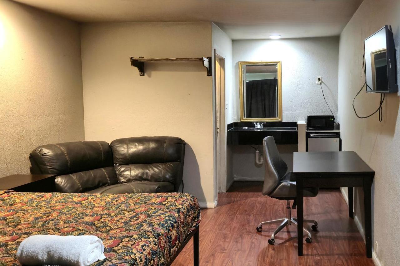 Deluxe Inn — photo 14