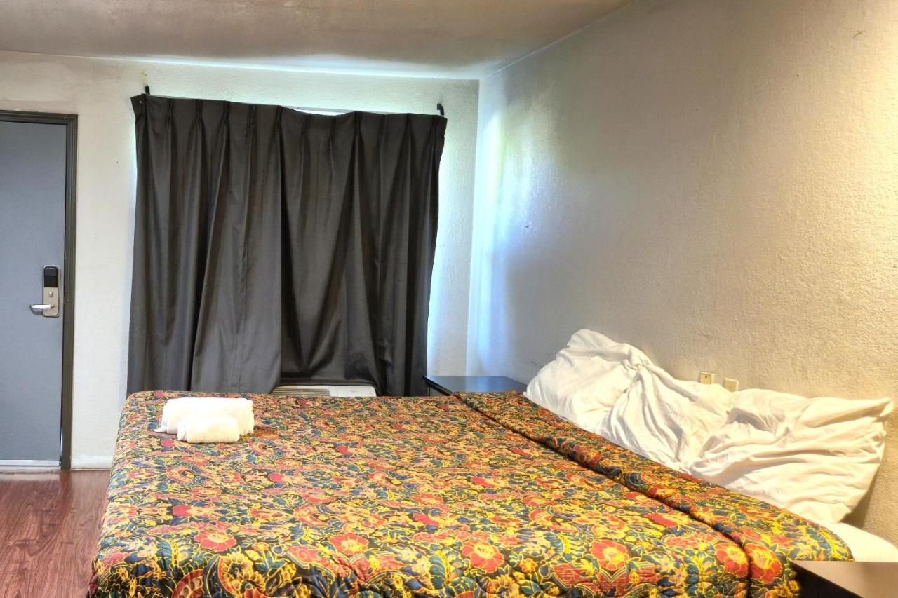Deluxe Inn — photo 16