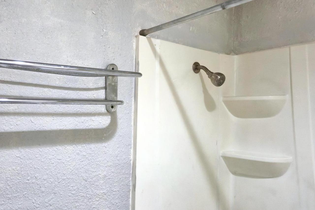 Deluxe Inn — photo 20