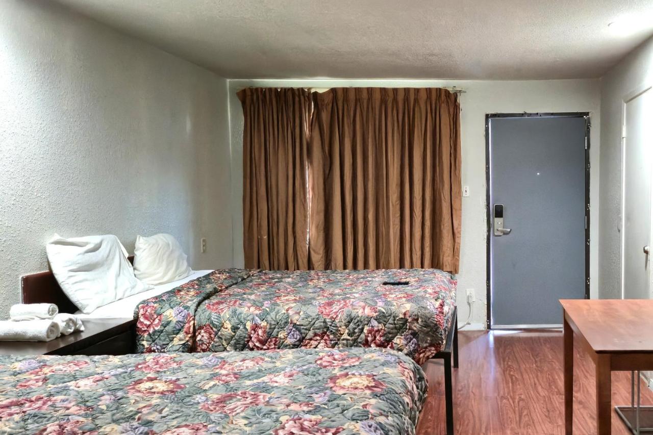 Deluxe Inn — photo 19