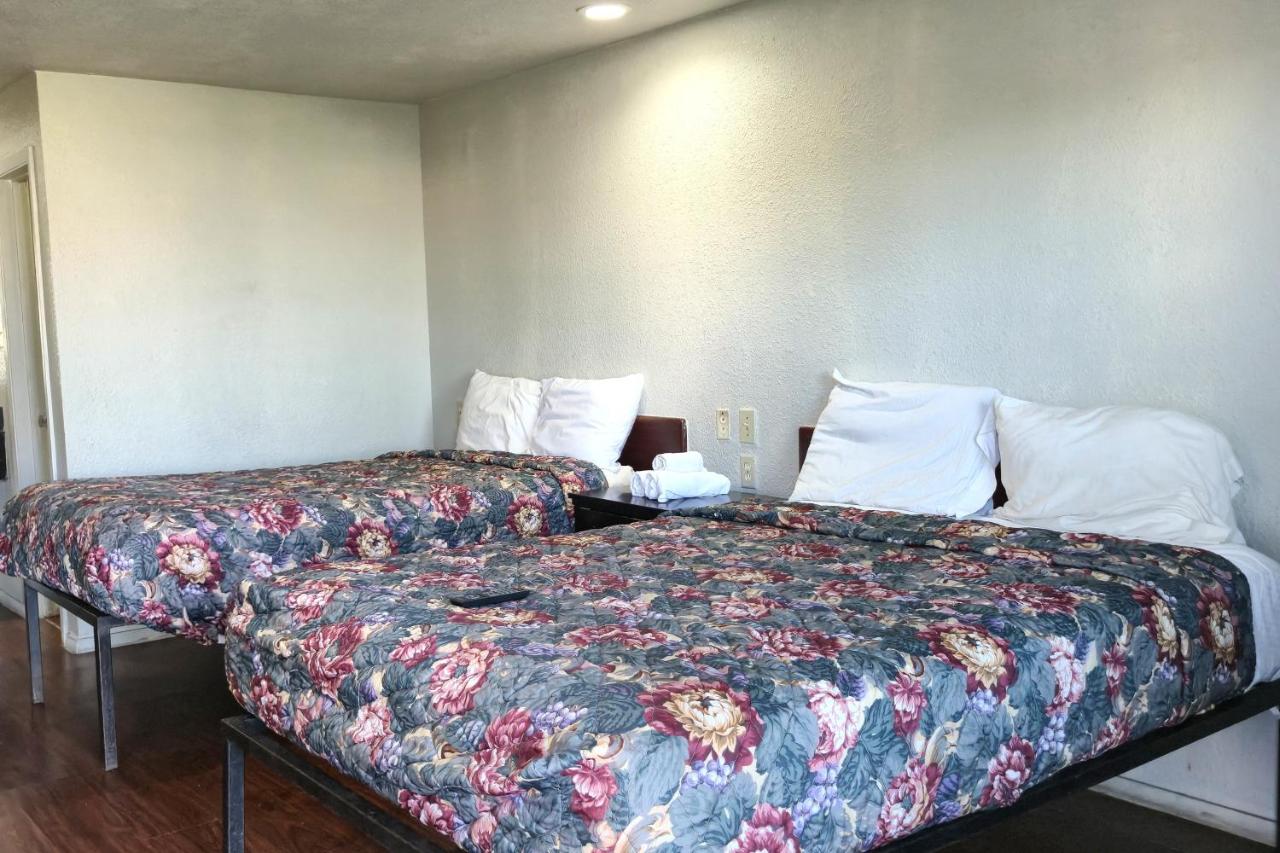 Deluxe Inn — photo 24