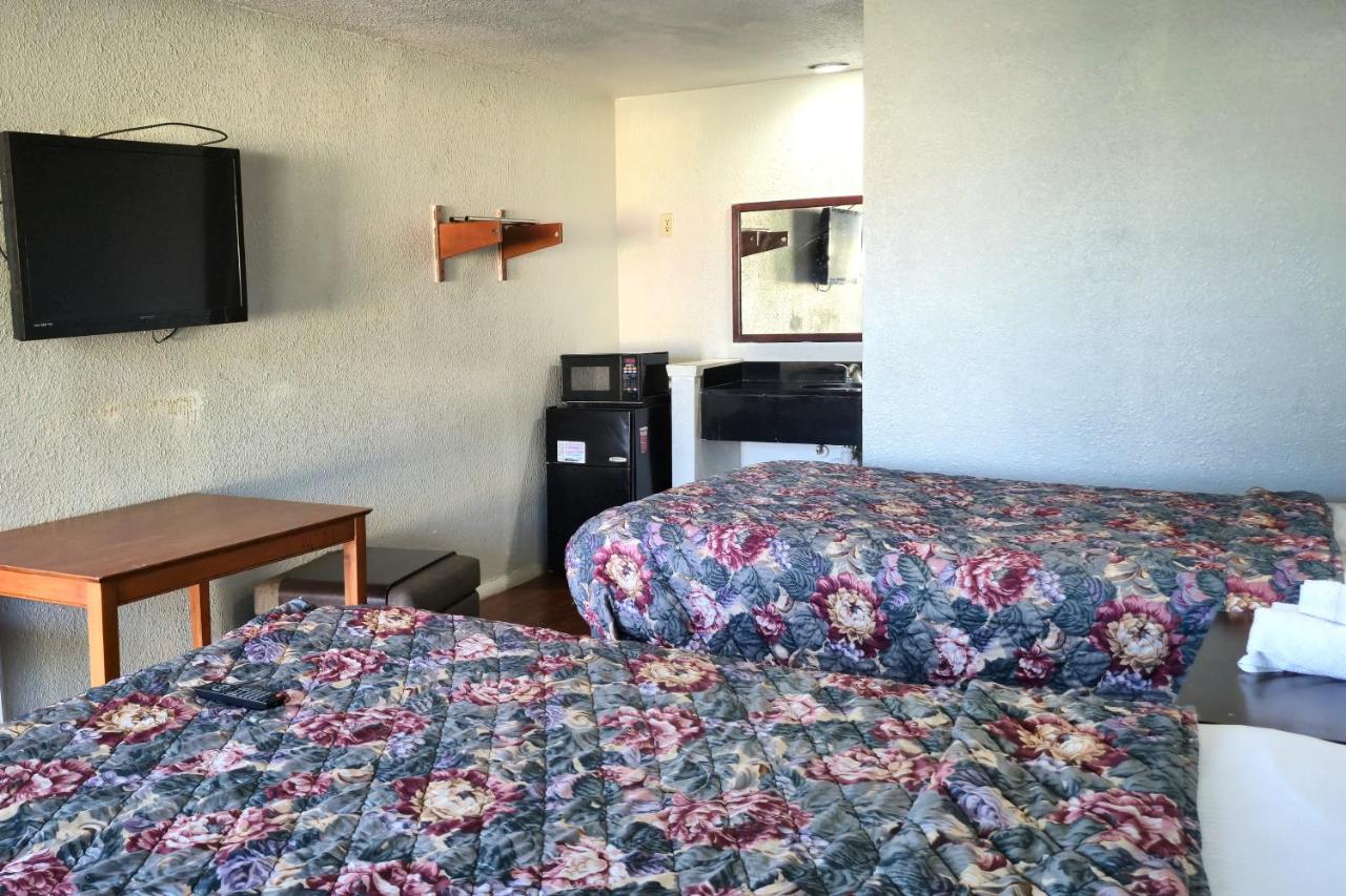 Deluxe Inn — photo 22