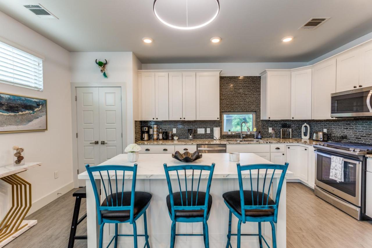 The Q - Austin Family Home - Hot Tub, Sauna & Golf Sim - 3