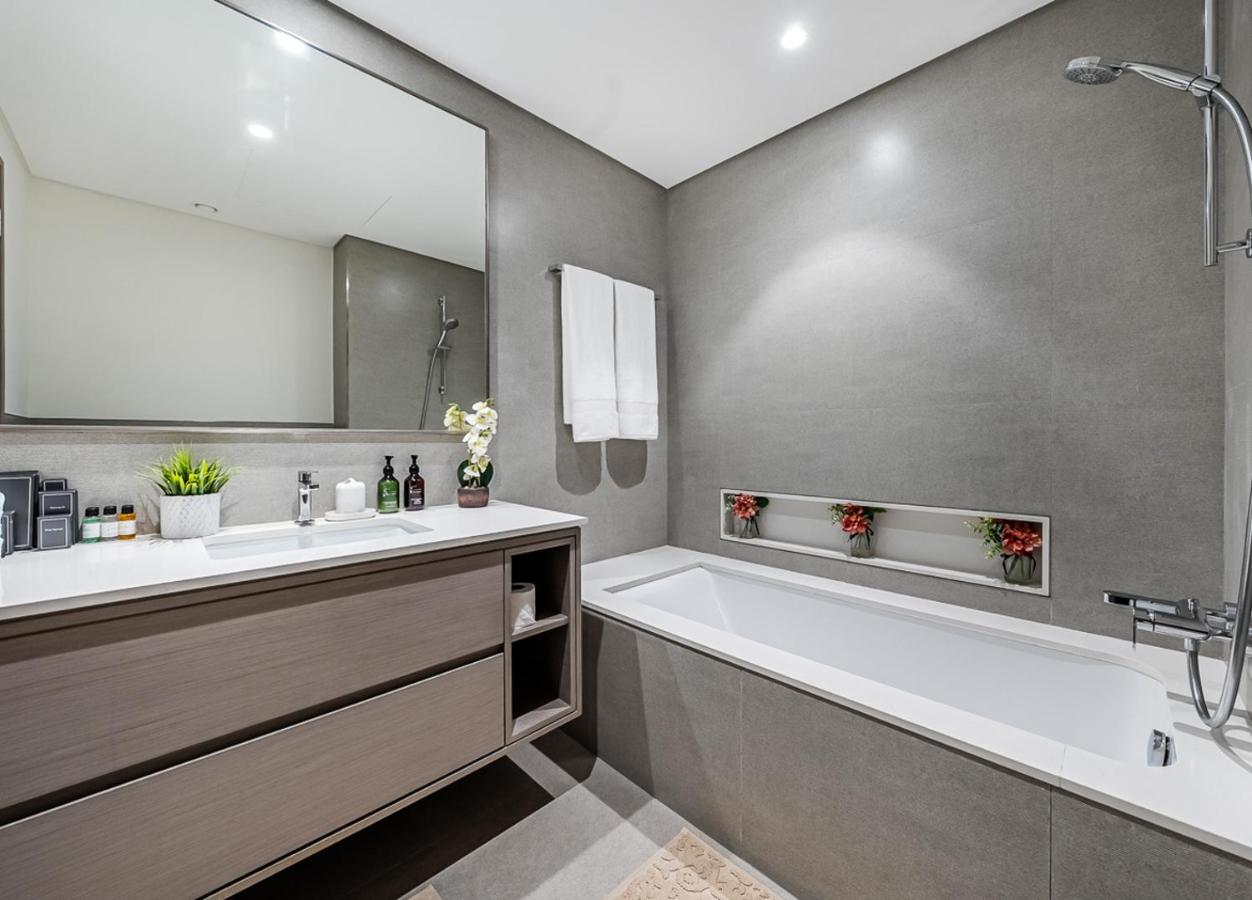 Iconic Burj Khalifa & Fountain Views, Luxury 2BR Downtown - 3