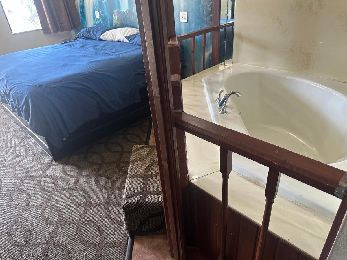 Deluxe Inn Near Toledo Ohio — photo 16