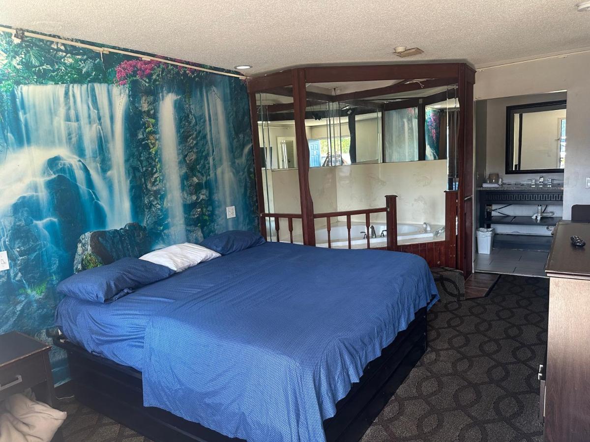 Deluxe Inn Near Toledo Ohio — photo 18