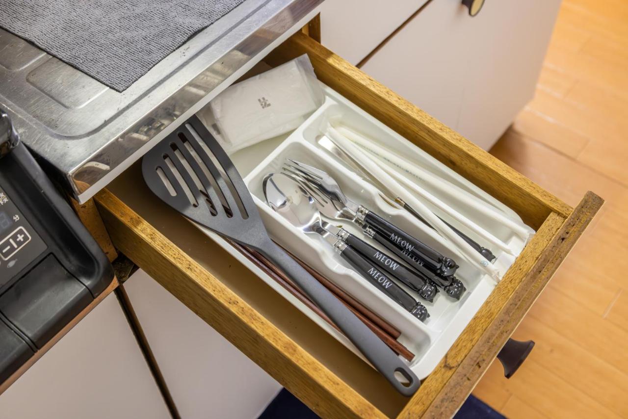 Ikebukuro 8 min walk, Kanamecho 6 min walk, 25sqm room, 2 guests, Direct access to Shinjuku, Shibuya, Tokyo, Ueno, 3 single beds - 2