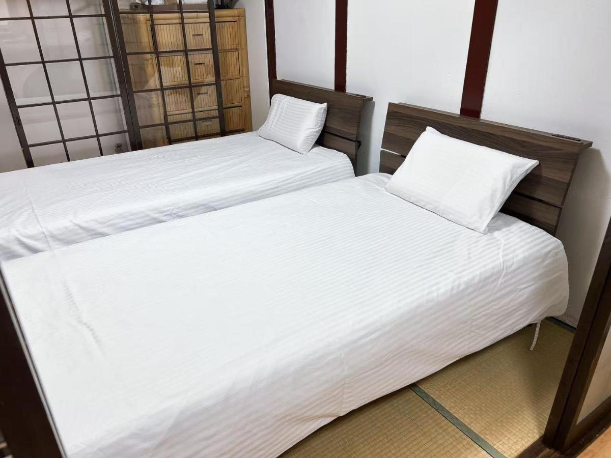 梟の宿 岛之内5号馆 步行300m至道顿堀! 徒步6分钟日本桥站! 心斋桥10分钟 黑门市场15分种徒步圈内 !中央区古风民宅77平方2间房可住6人