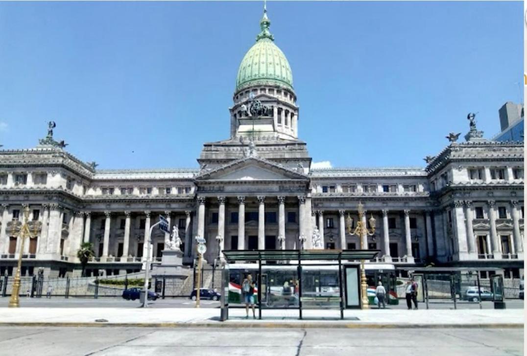 RIVADAVIA -1 ambiente amplio, en el centro - 5