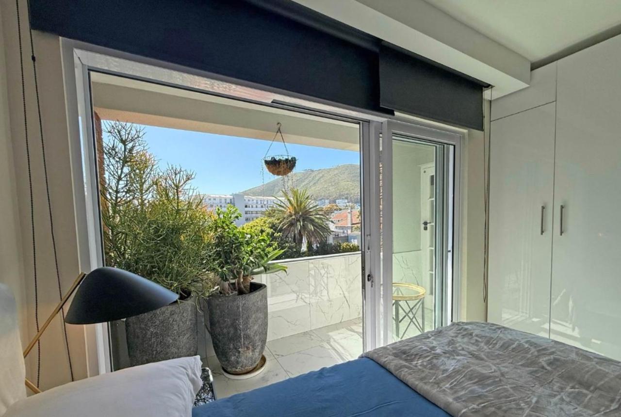 Luxury Seapoint One-Bedroom secure apartment with on-premise parking - 2