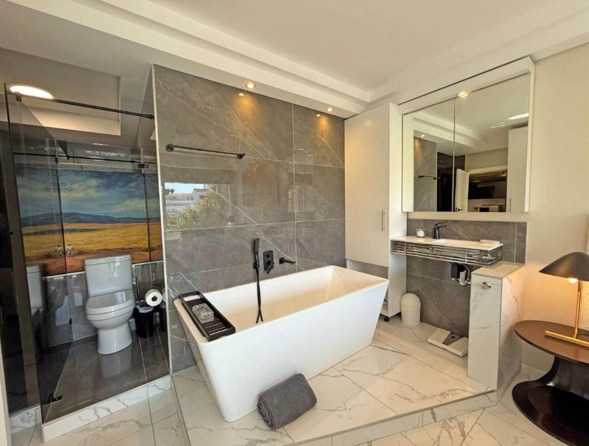 Luxury Seapoint One-Bedroom secure apartment with on-premise parking - 3