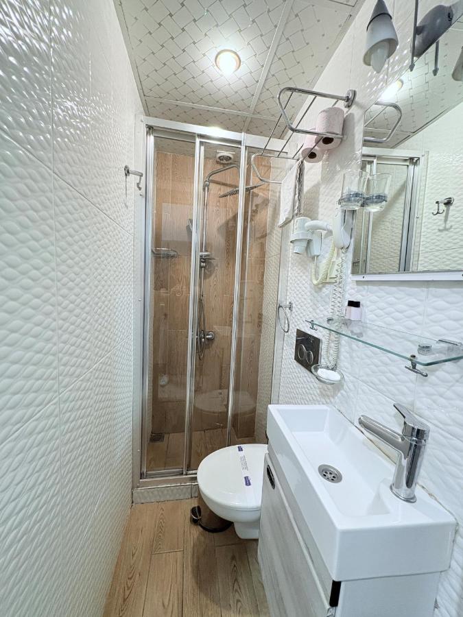 Crowned Boutique Hotel - 3