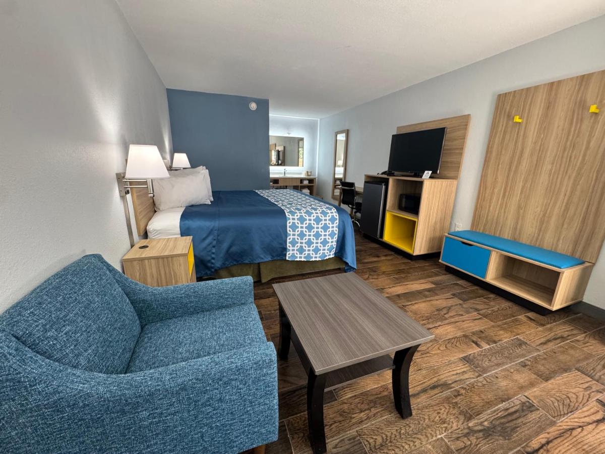 Image: Travelodge by Wyndham Gainesville