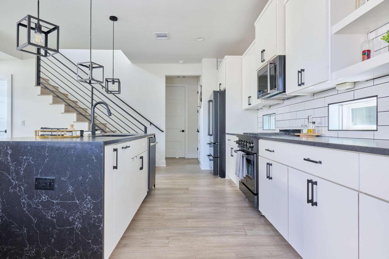 Modern 3BR Retreat - Near Airport - DT - BBQ - 3