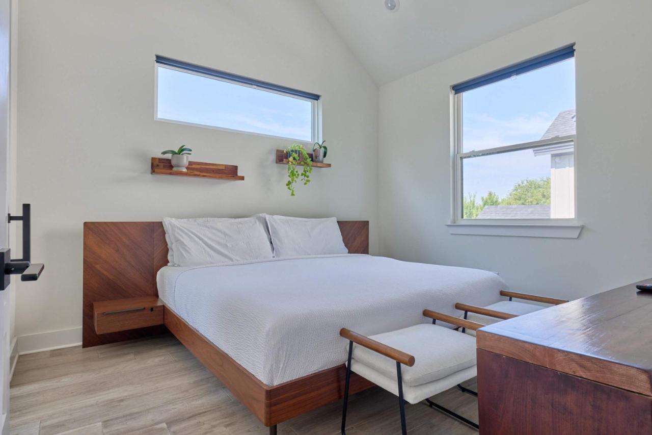 Modern 3BR Retreat - Near Airport - DT - BBQ - 4