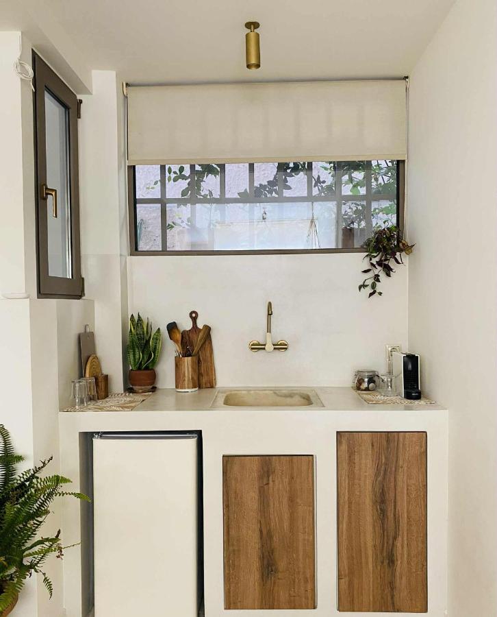 Stylish & bright semi basement studio - 3