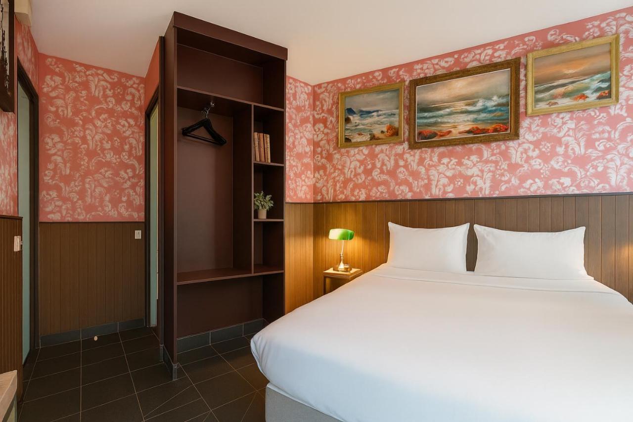 Walled off Hotel Paris - 5