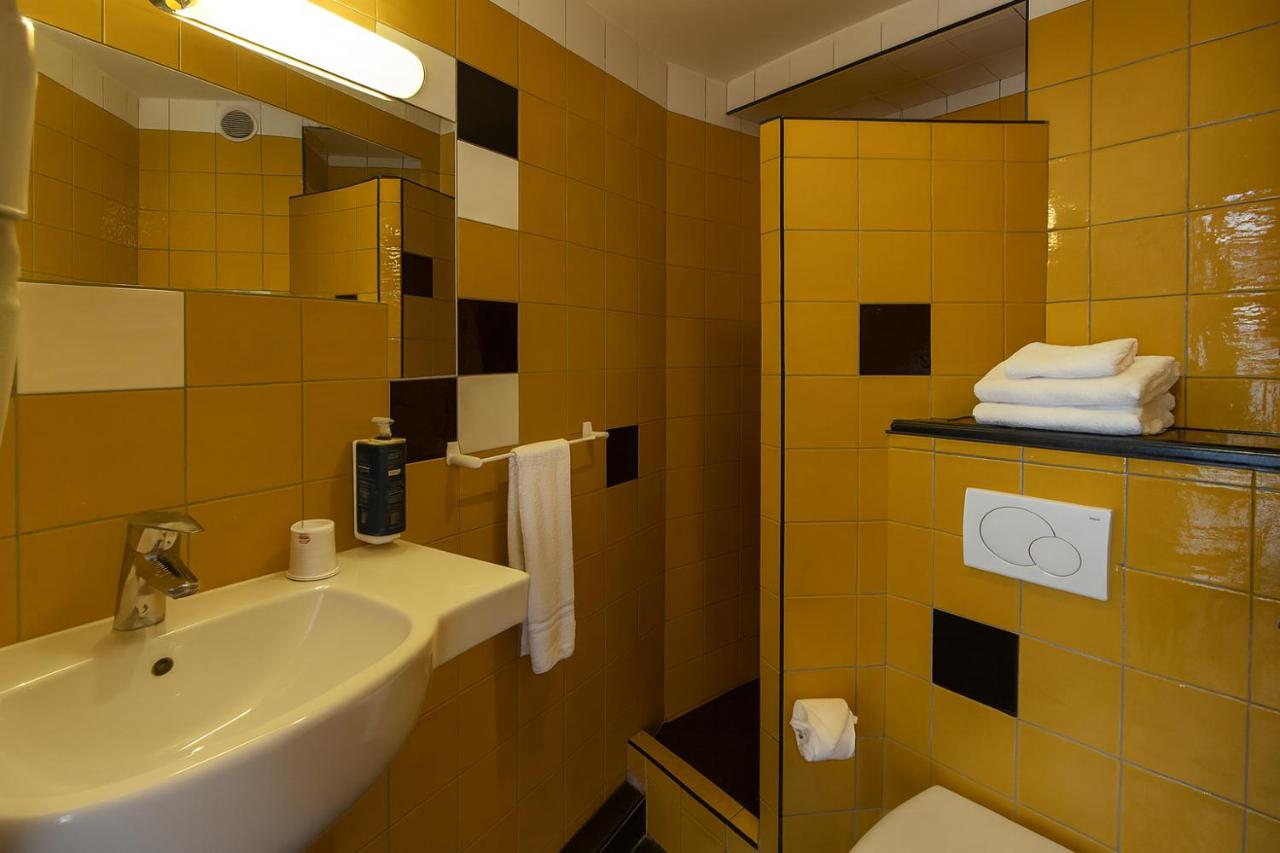 Walled off Hotel Paris - 4