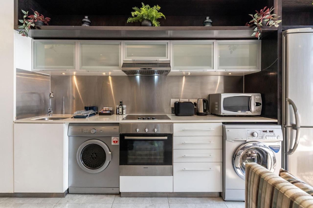 Beautiful Apartment with Pool, Parking and King Bed in Historic Cape Town City Centre - 4