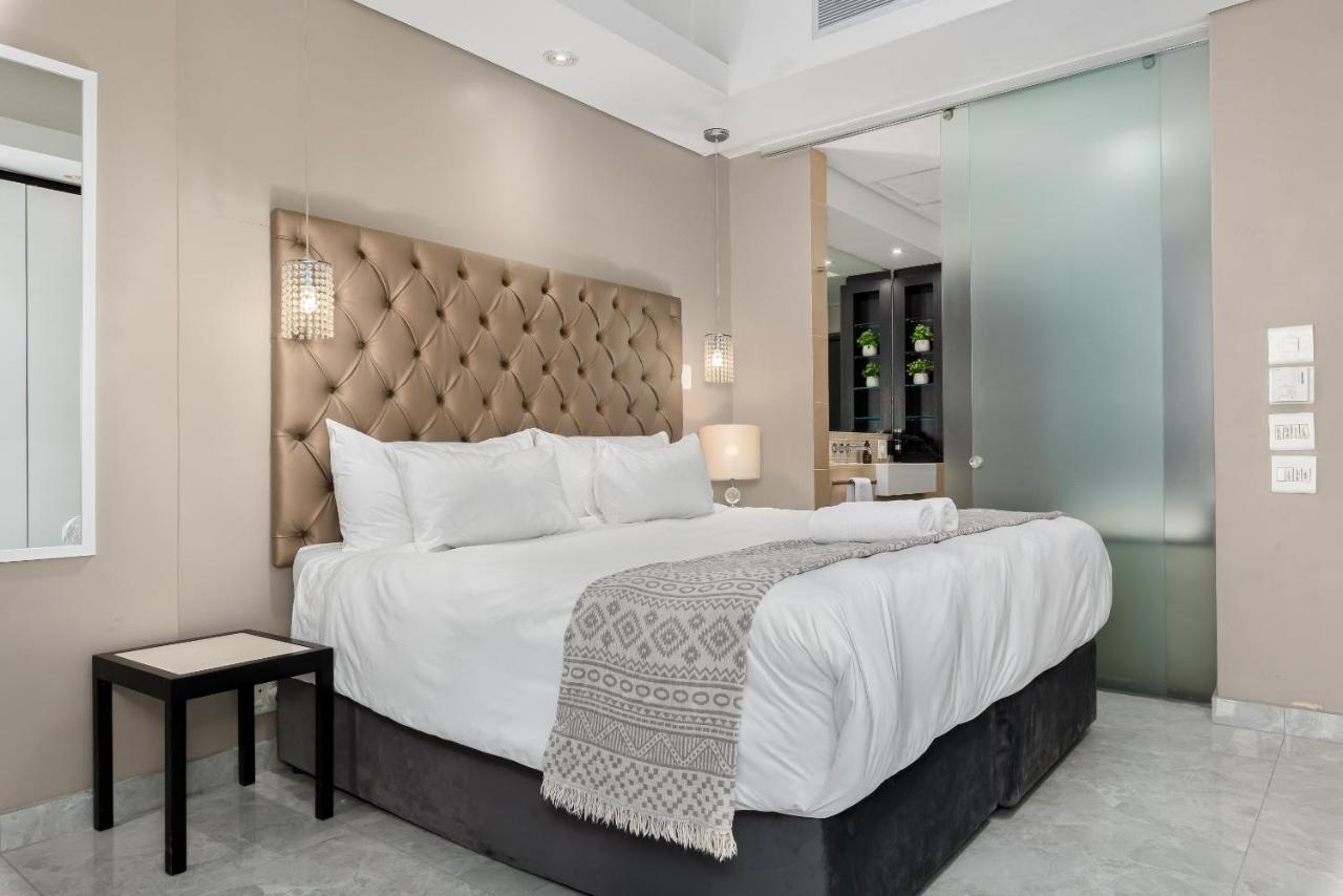 Beautiful Apartment with Pool, Parking and King Bed in Historic Cape Town City Centre - 2