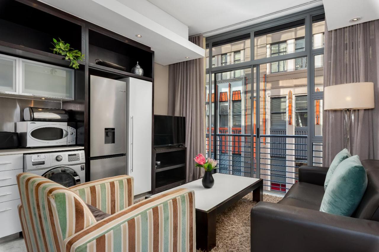 Beautiful Apartment with Pool, Parking and King Bed in Historic Cape Town City Centre - 5