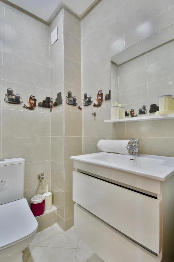 Central and Cozy Gem Balcony - 3