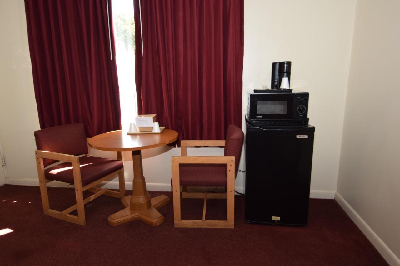 Knights Inn Oswego East — photo 10