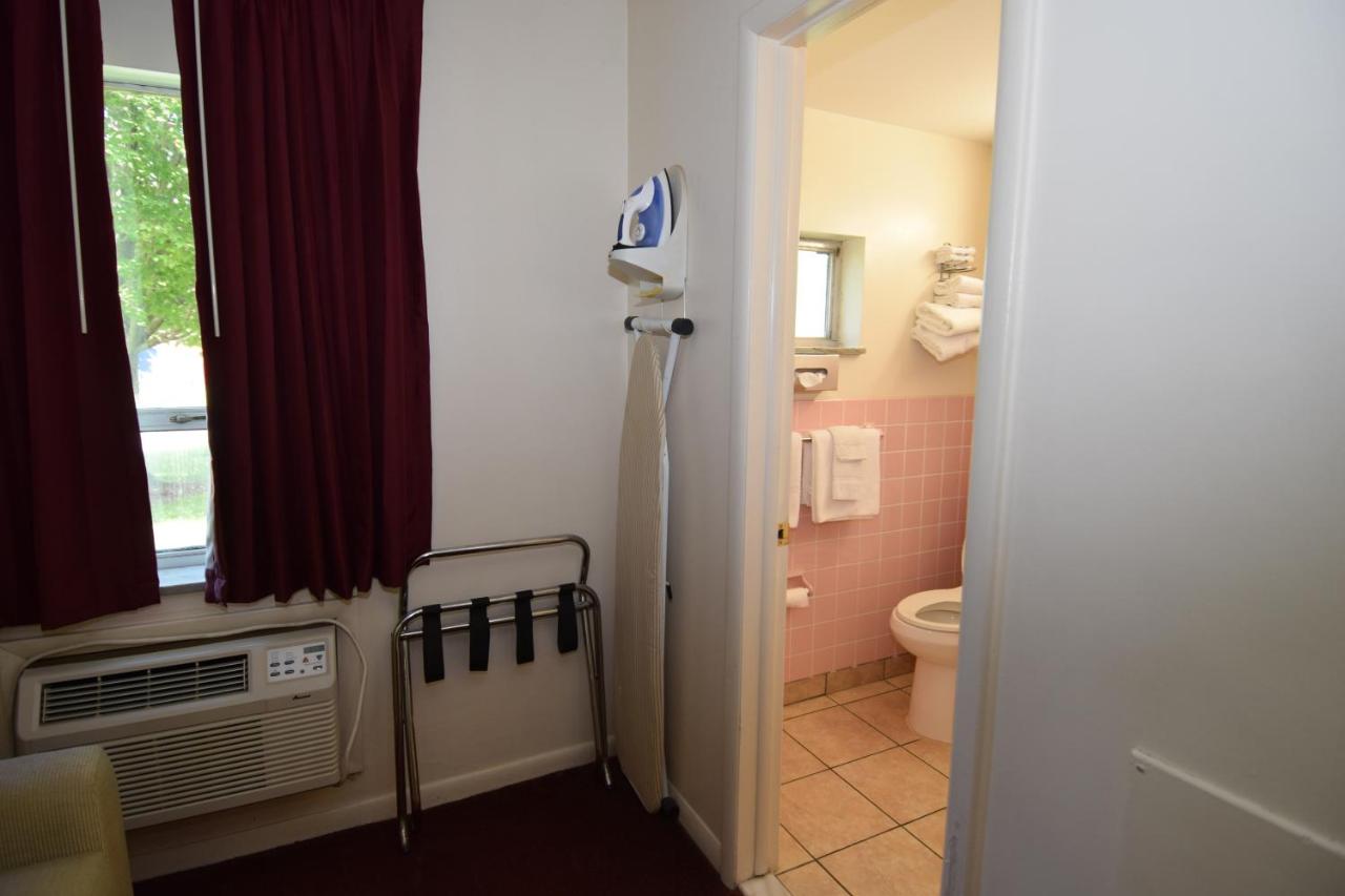 Knights Inn Oswego East — photo 17