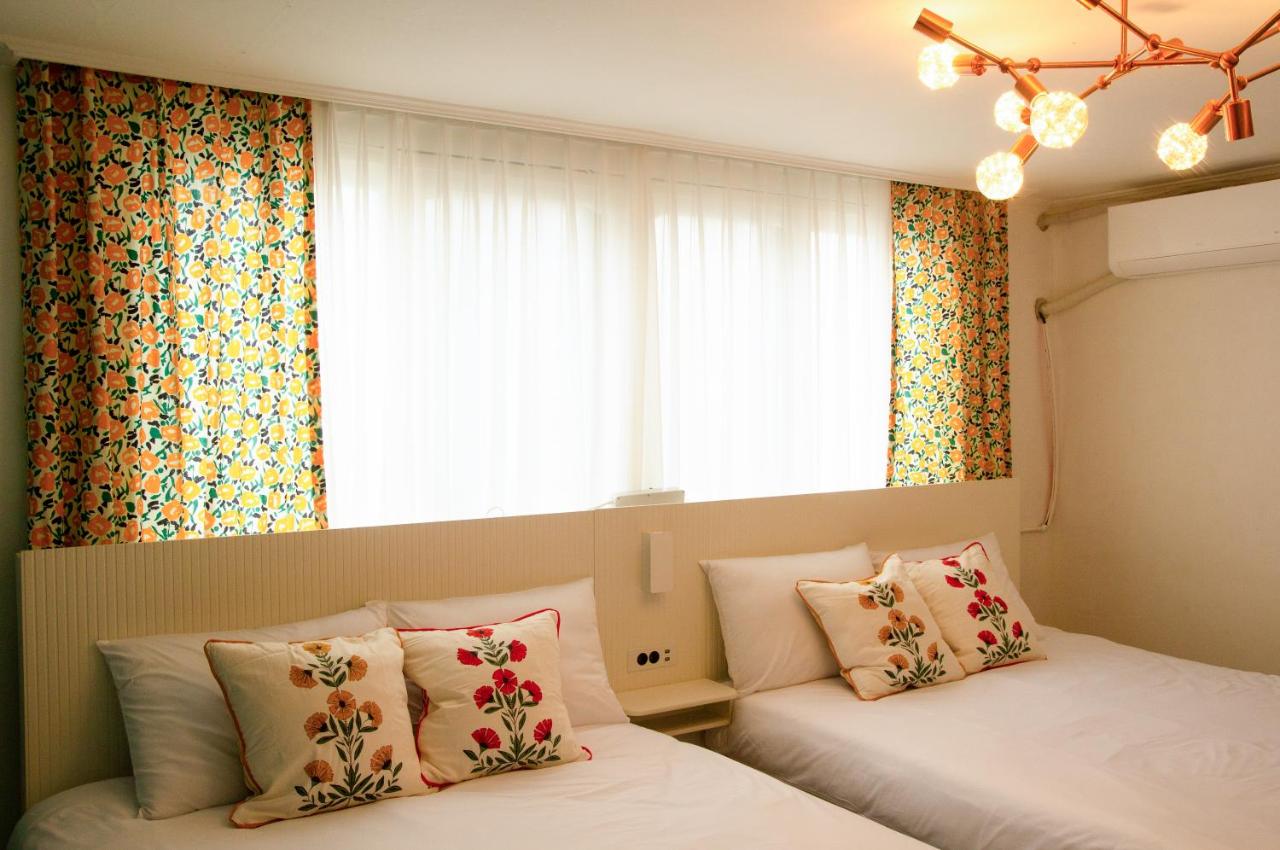 4 Beds in the Heart of Hongdae, Mangwon, Sangsu & Red Road - 3