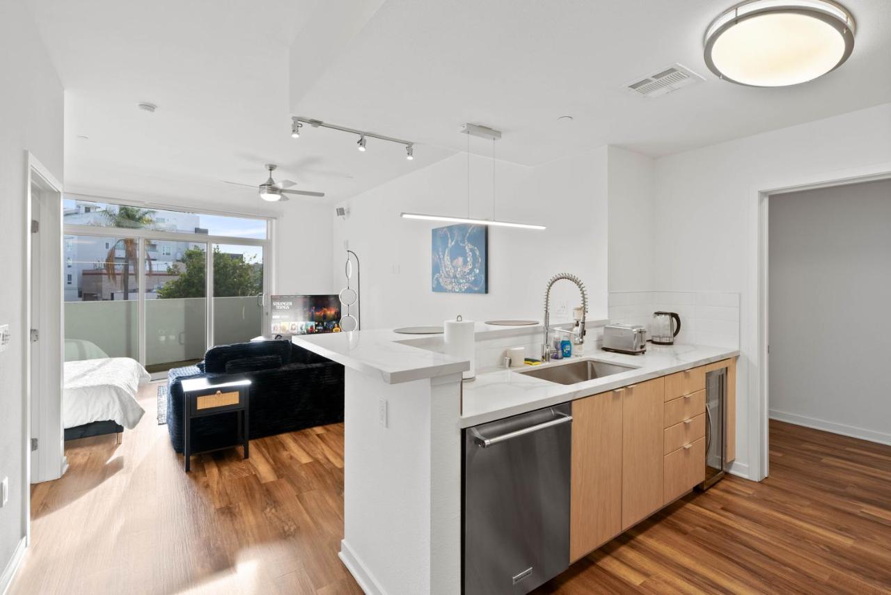 Mid-Wilshire Studio Free Parking, Pool, Gym - 4