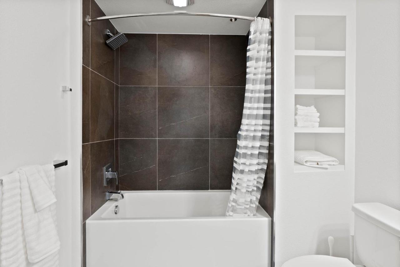 Mid-Wilshire Studio Free Parking, Pool, Gym - 3