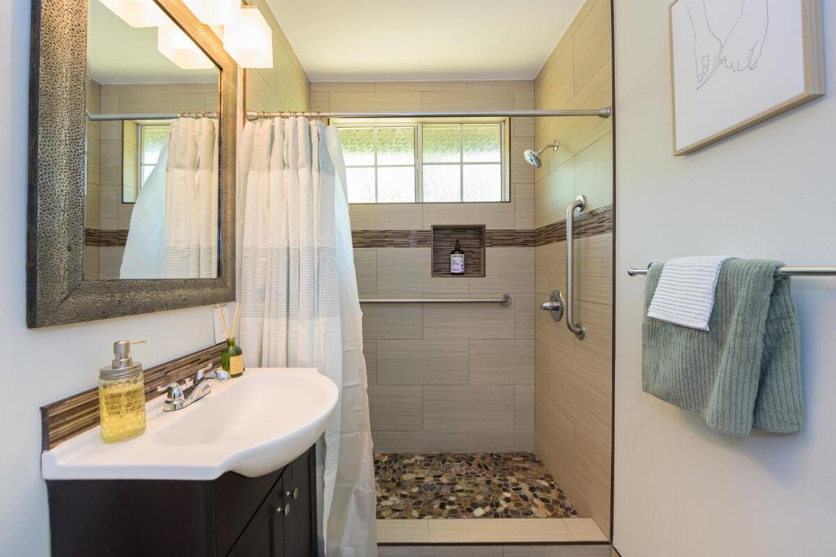 Charming and Cozy 1 Bedroom 1 Bathroom Guest Suite in Silverlake - 3