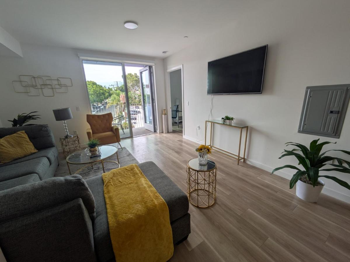 2 Bedroom Apartment in Santa Monica - 5