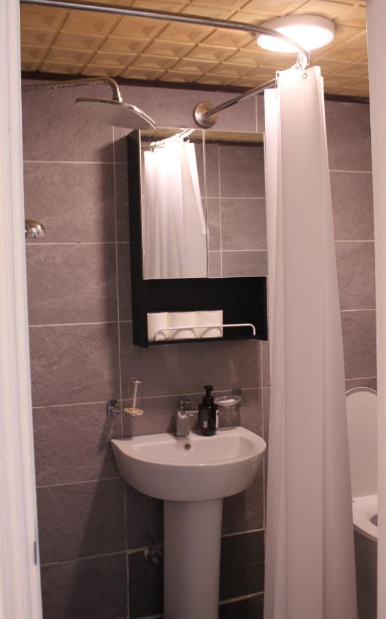 Central Hongdae Red Road Stay 4 Beds, Near Mangwon & Sangsu - 4