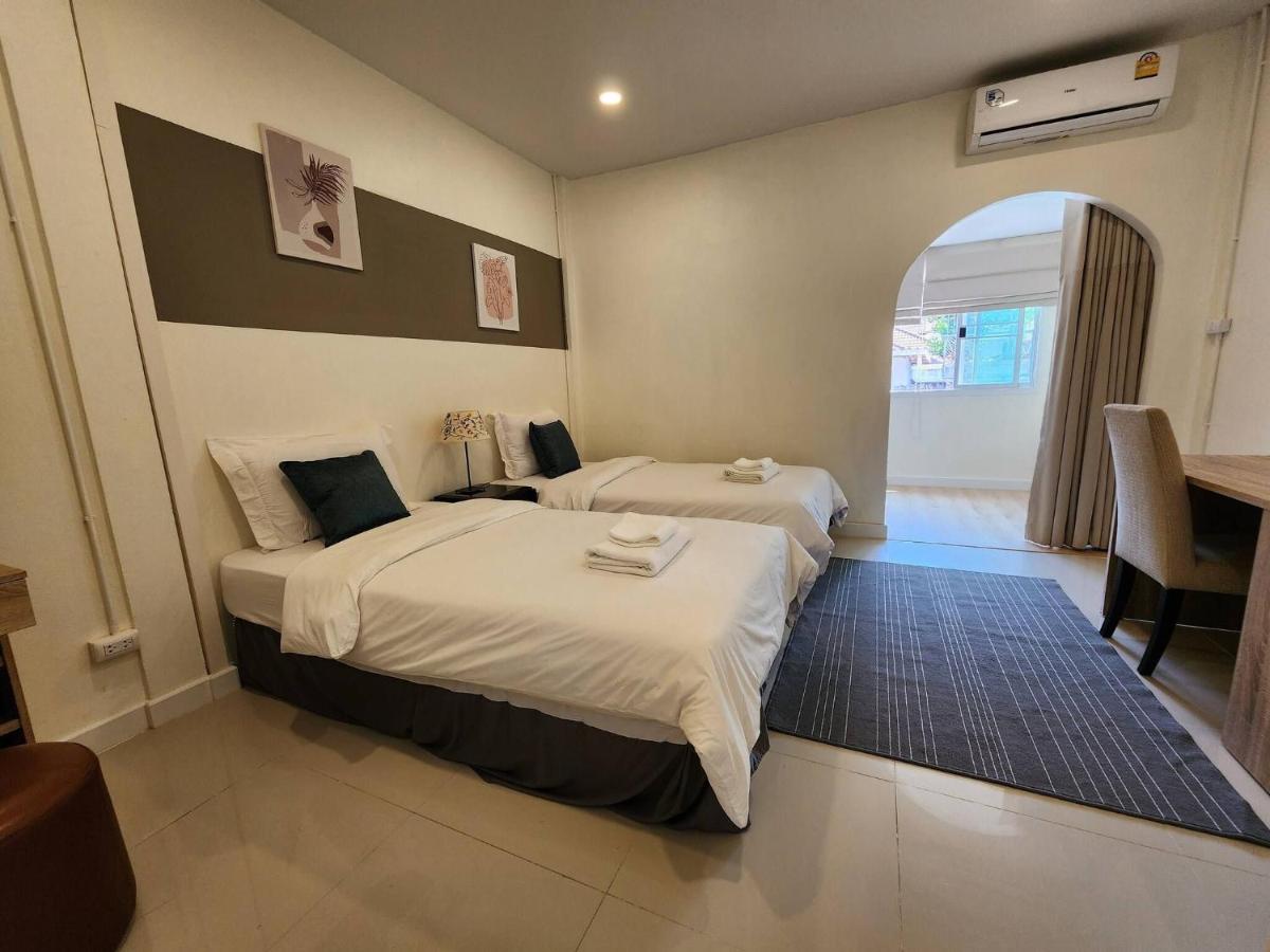 Cozy Bangkok Townhouse for 7 Guests, 5-Minute Walk from BTS - 2