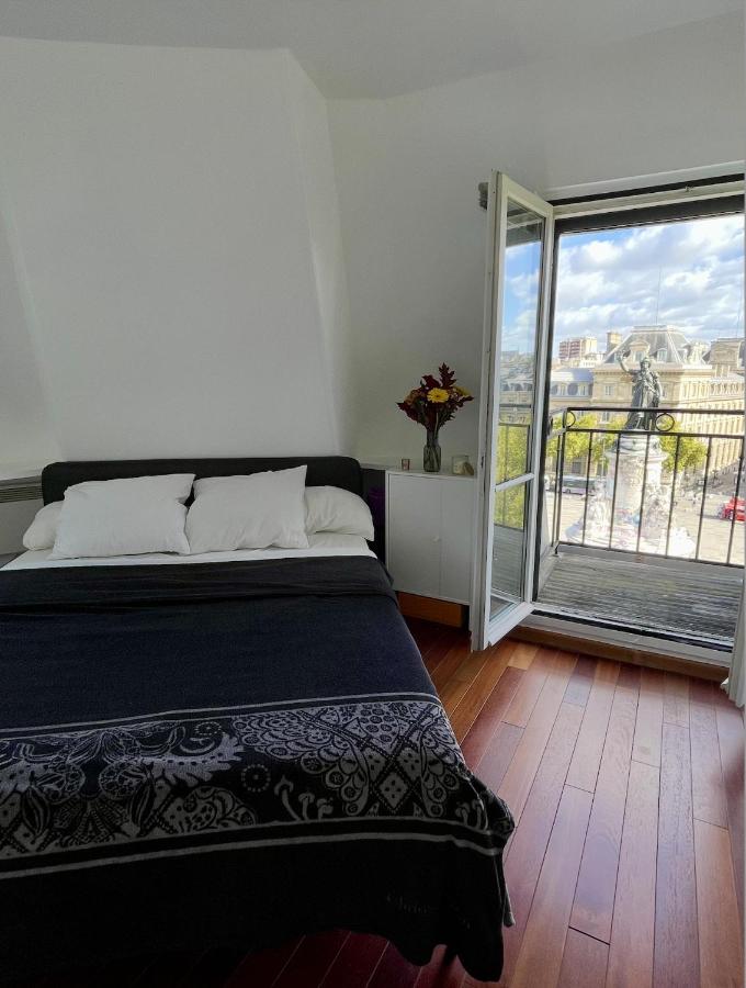 Eiffel Tower View Apartment - 2