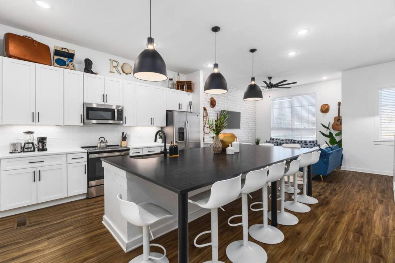 TWO Adjacent Homes Sleeps 24 Only 3 miles to Broadway - 2