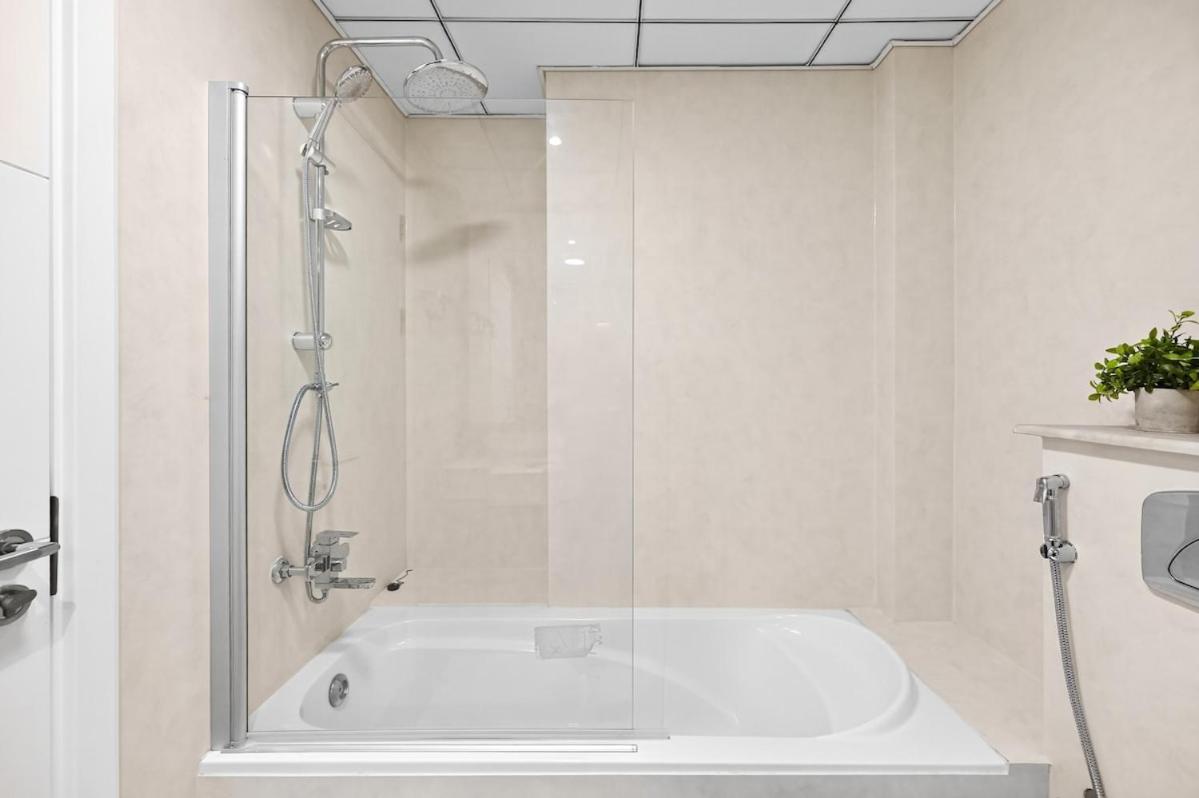 70m2 Bay Central-Luxury One Bedroom with Spectacular Marina Views - 3