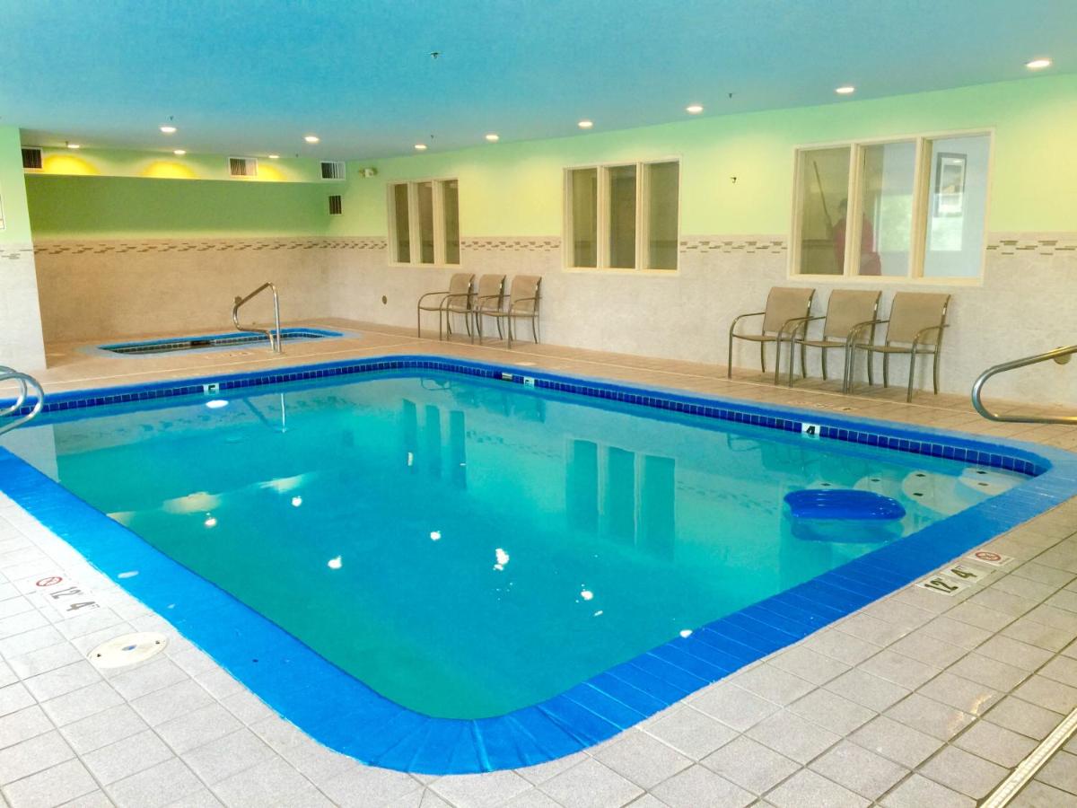 Heated swimming pool: Ramada by Wyndham Coeur d'Alene