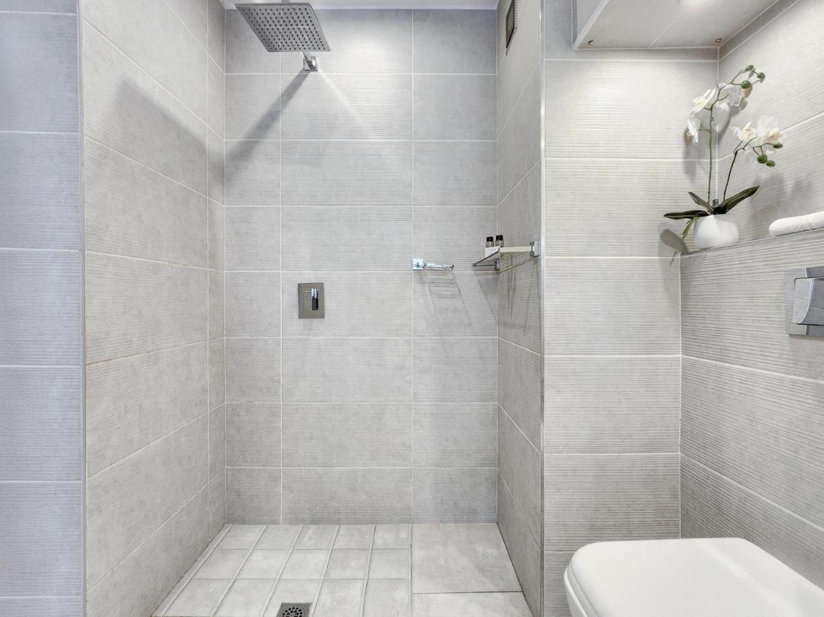 Montclaire Sea Point Studio with Lions Head Views - 3