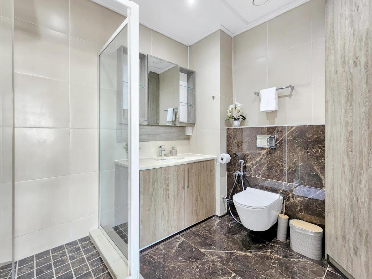 2-Bed De Waterkant Apartment with Balcony Pool - 2