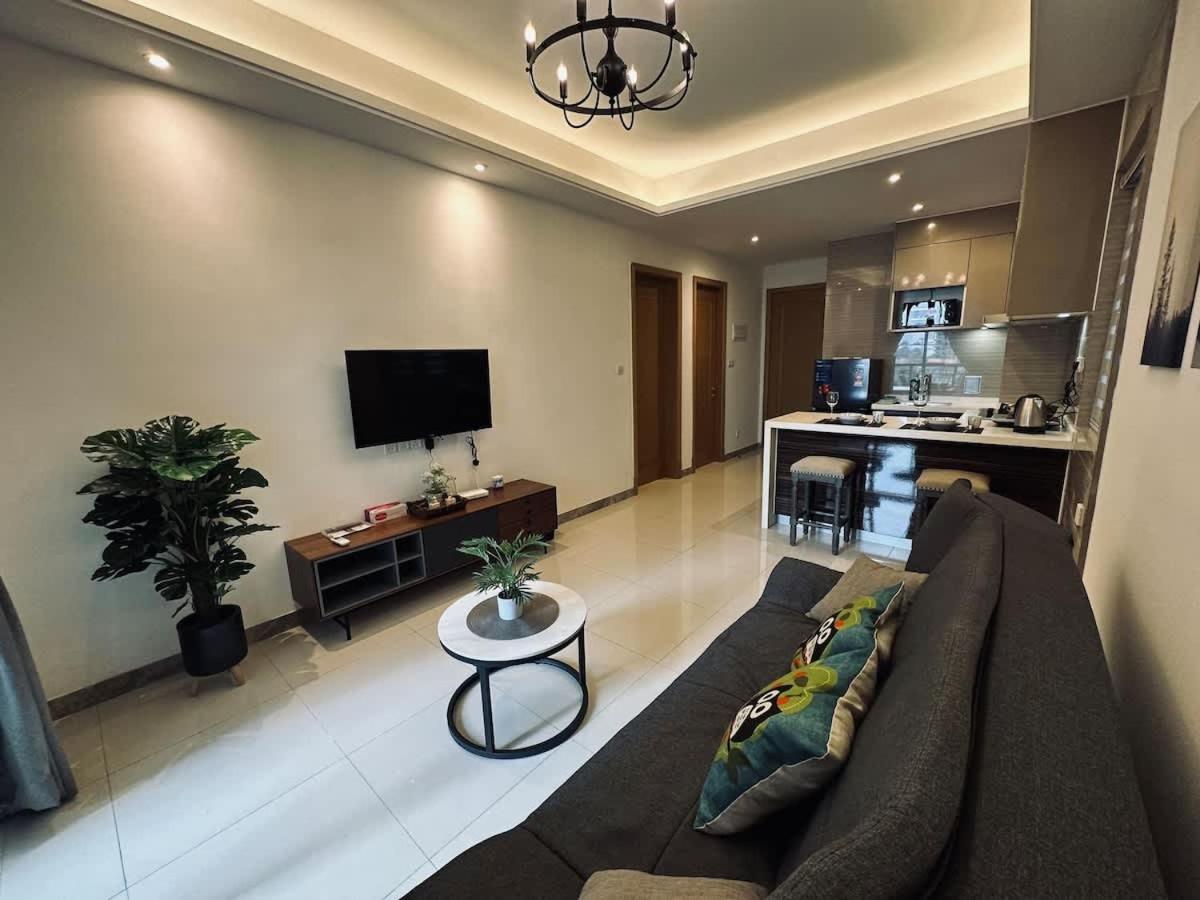 Jade Homes at R&F - free WiFi & 1 carpark - Dual-Key - 2