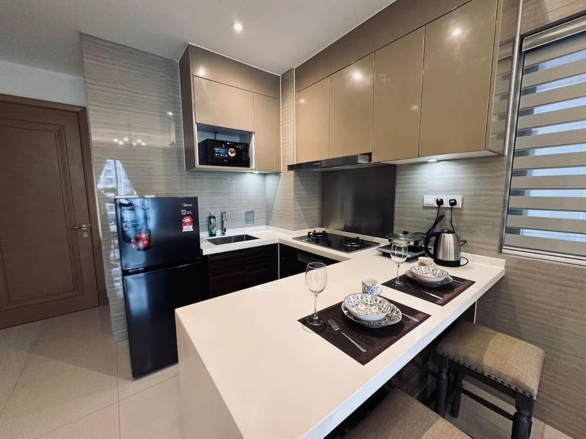 Jade Homes at R&F - free WiFi & 1 carpark - Dual-Key - 4