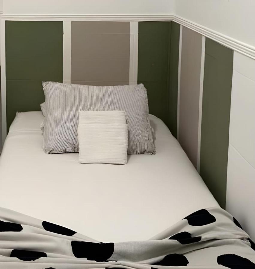 MBZ - Small Pretty Room