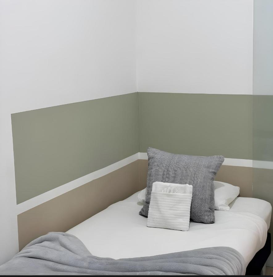 MBZ - Small Pretty Room - 2